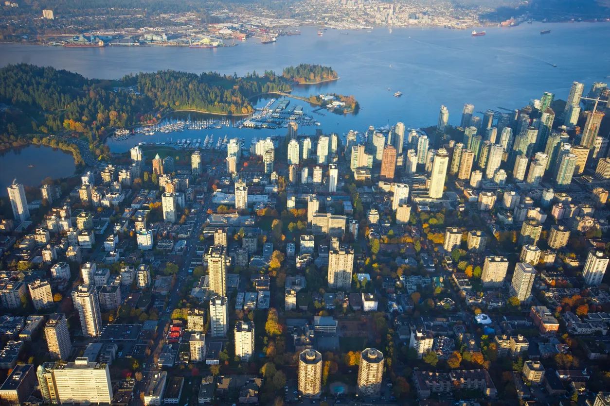 Vue aérienne du Burrard Inlet (la Baie Burrard) à Vancouver.  ©  iStock / MaxBaumann