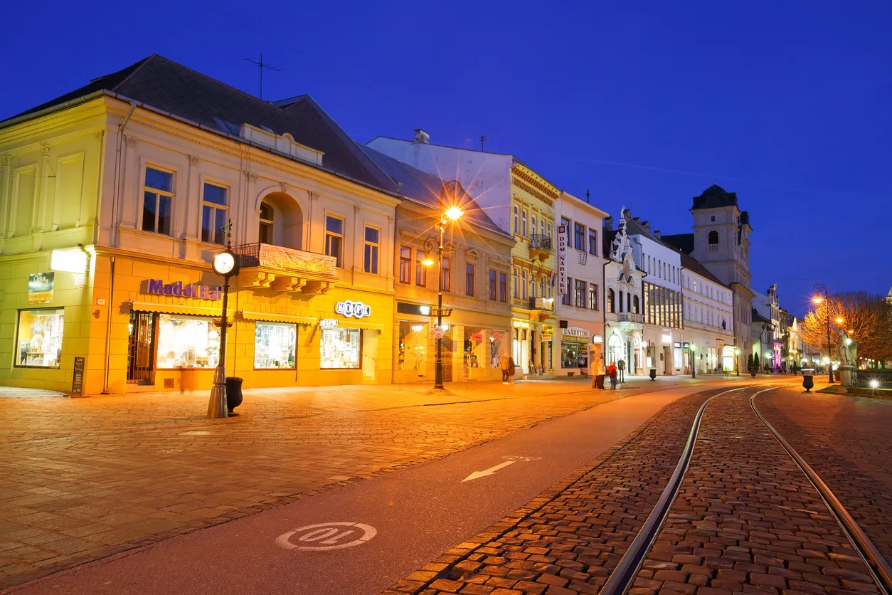 Košice en Slovaquie et sa Hlavné námestie, place principale © iStock / milangonda