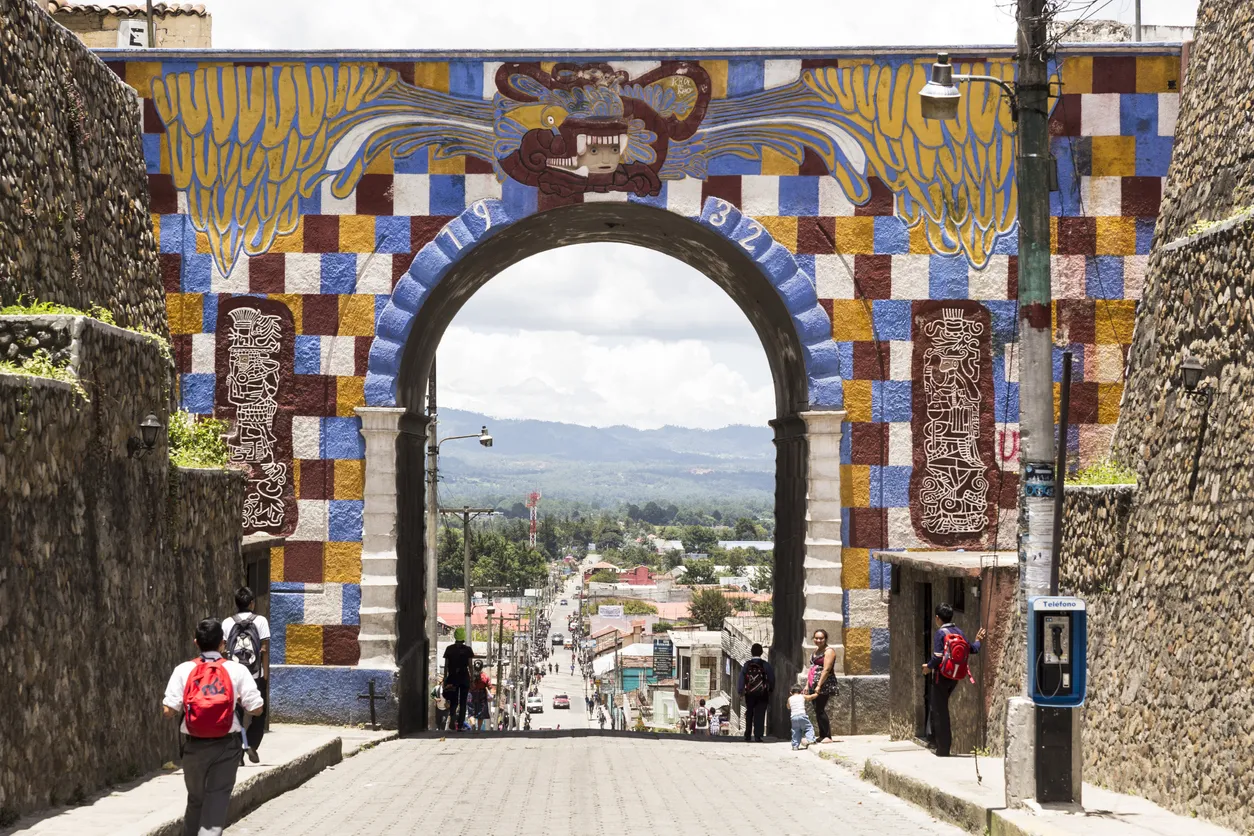 Puerta principal de Chichicastenango, Guatemala où a été découvert le Popol Vuh, livre sacré des Mayas © iStock / Cecolussi