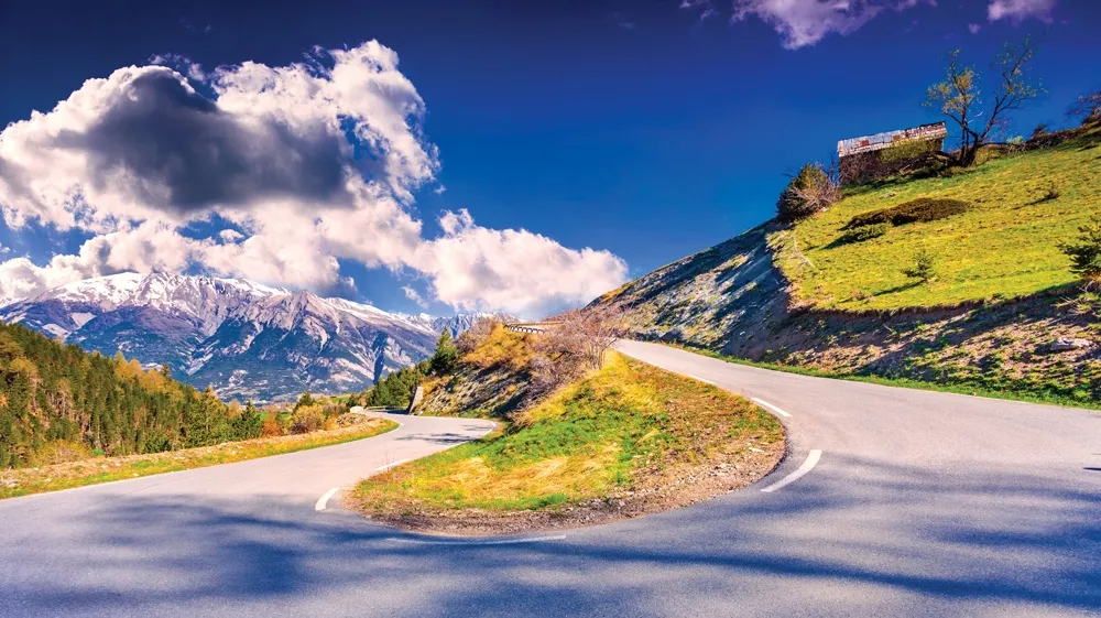 Le col de la Bonette, à 2715 m, le col le plus élevé de Provence Côte d'Azur ©iStockphoto.com/Andrew_Mayovskyy
