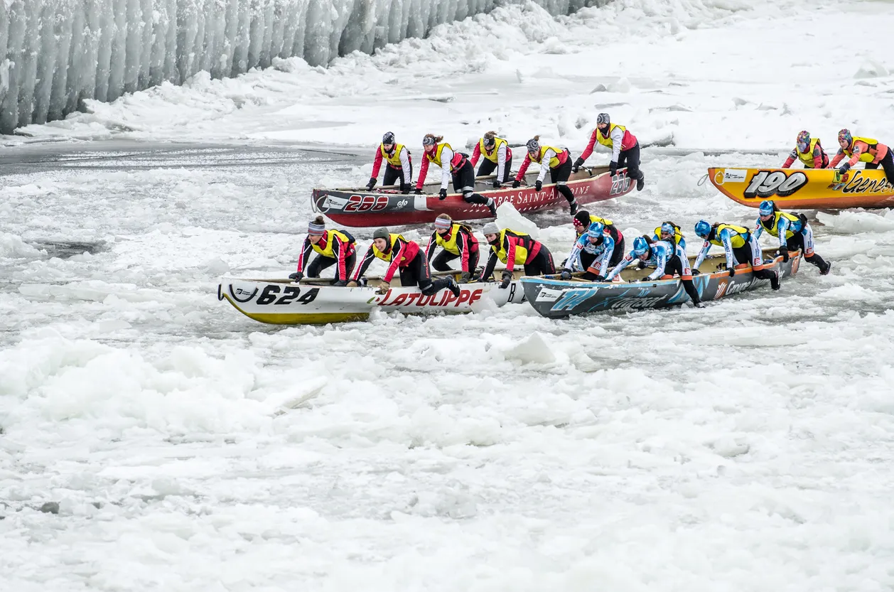 Course de canot à glace sur le fleuve Saint-Laurent à l'occasion du carnaval de Québec © iStock / marcduf