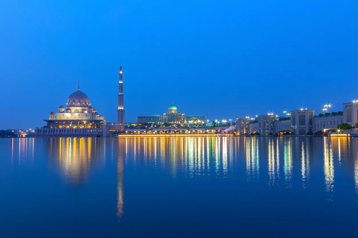 La Mosquée de Putrajaya en Malaisie  © iStock / nattanan726