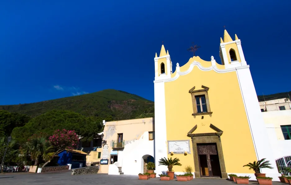 Église de Santa Marina, sur l'Île de Salina - photo © iStock-JannHuizenga