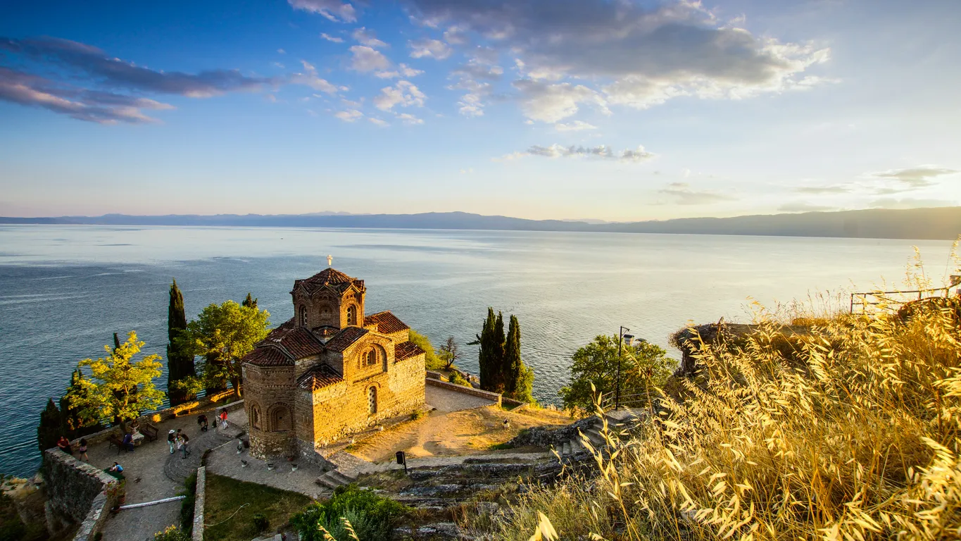 Église Saint-Jean de Kaneo sur le lac Ohrid en Macédoine du Nord. © iStock / Daniel_Keuck