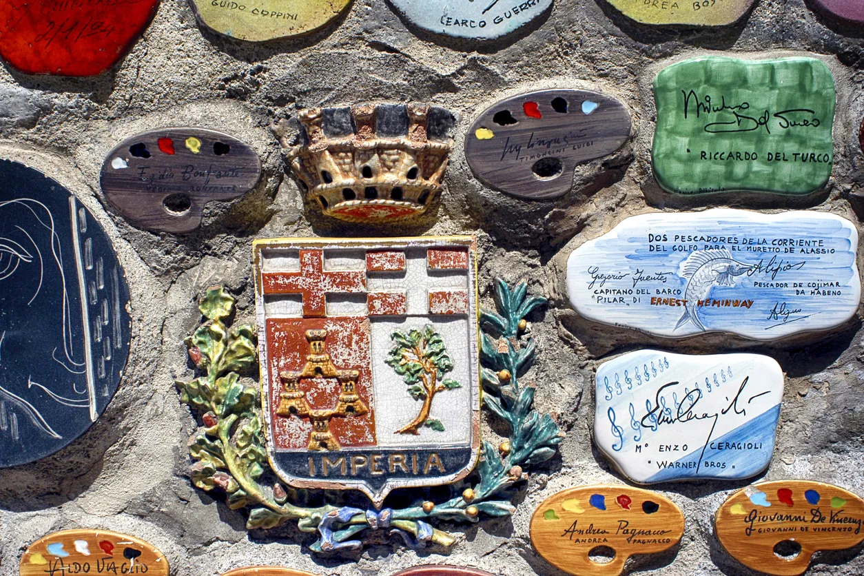Plaques fixées au mur des amoureux dans la romantique Alassio en Ligurie, sur la côte Nord-Ouest de l'Italie © iStock / csfotoimages