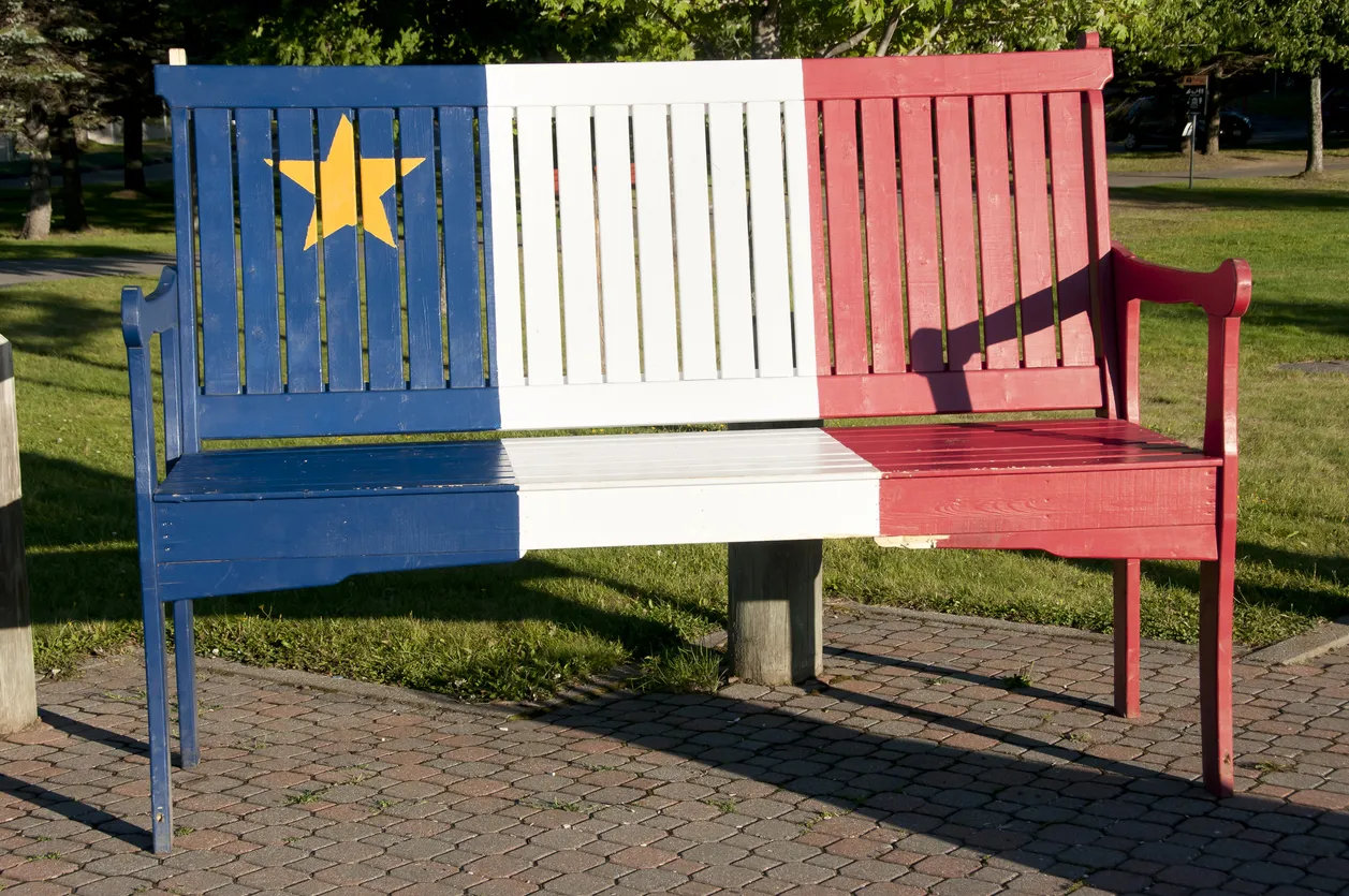Banc de parc aux couleurs du drapeau acadien, Edmundston, Nouveau-Brunswick  © iStock / Adrian Wojcik