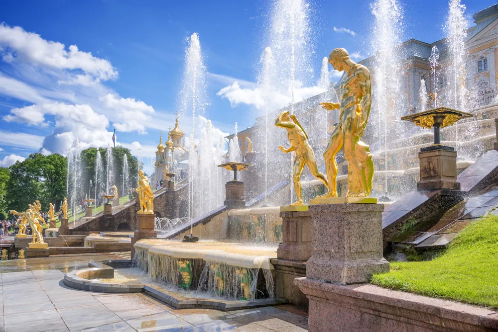 Grande cascade, Grand palais de Peterhof, près de Saint-Pétersbourg, Russie | © Delpixart