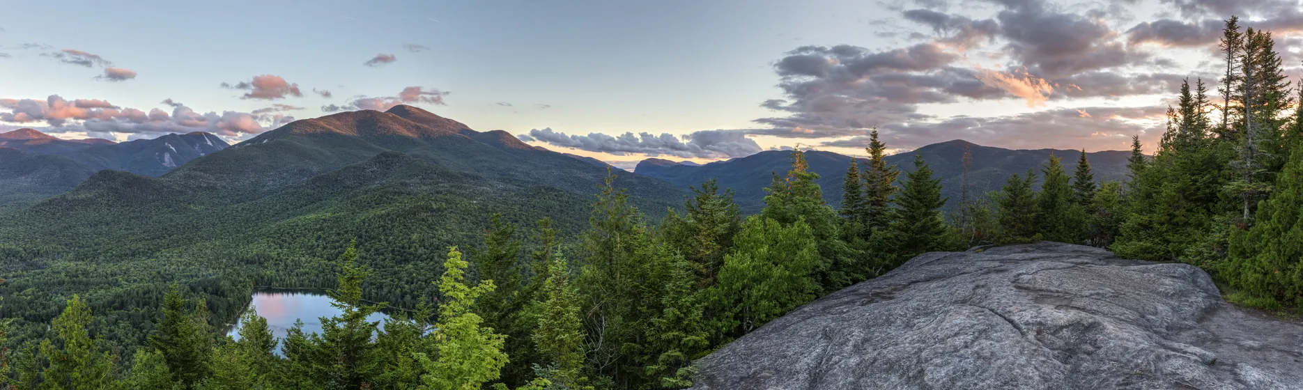 Vue depuis le sommet du mont Jo, surplombant le lac Heart, le mont Colden et les monts Algonquin et Wright dans les Adirondack près de Lake Placid, État de New York  © iStock / lightphoto