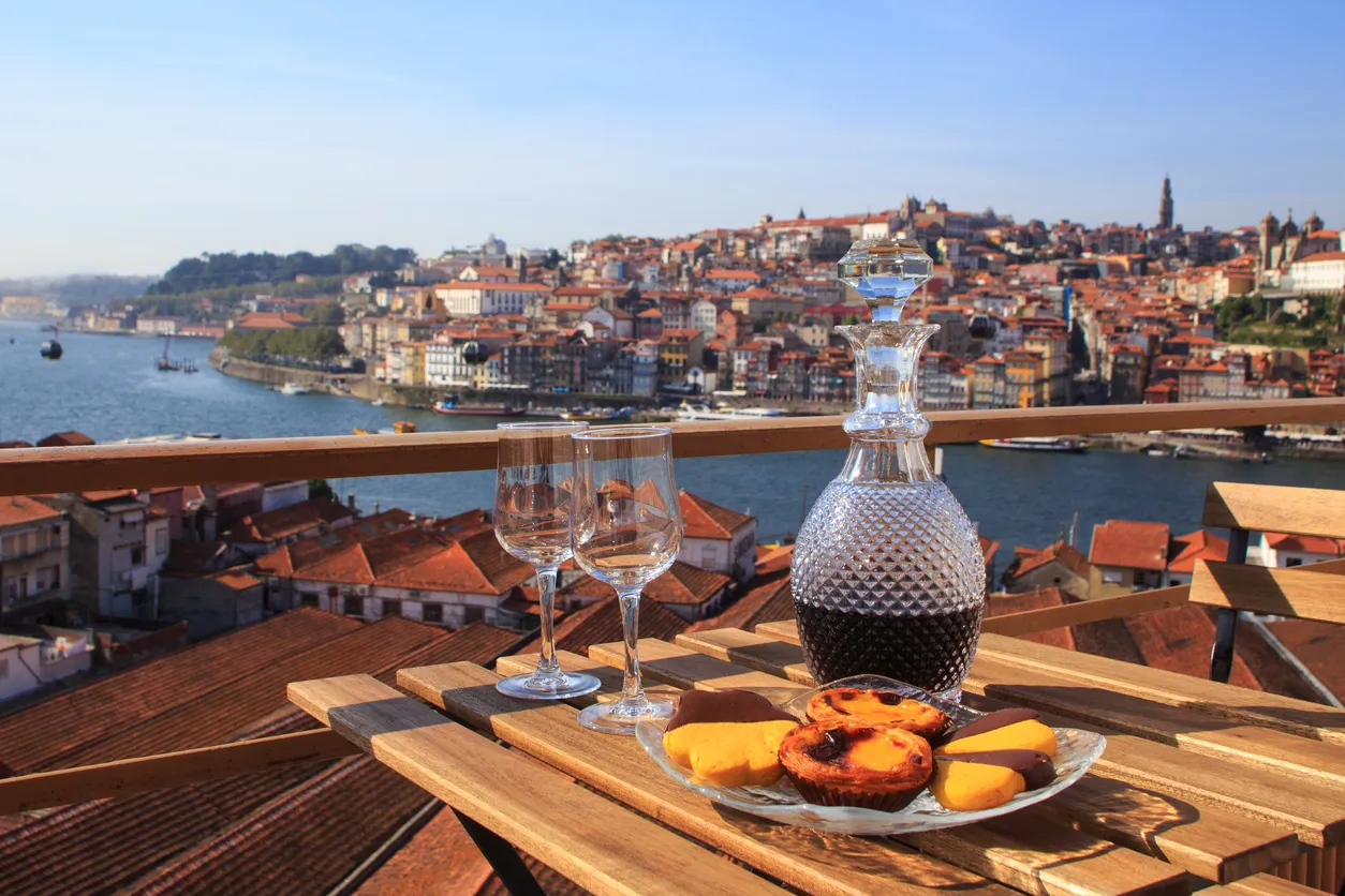 Vue panoramique sur la ville de Porto depuis Vila Nova de Gaia - photo © iStock-DianaRui