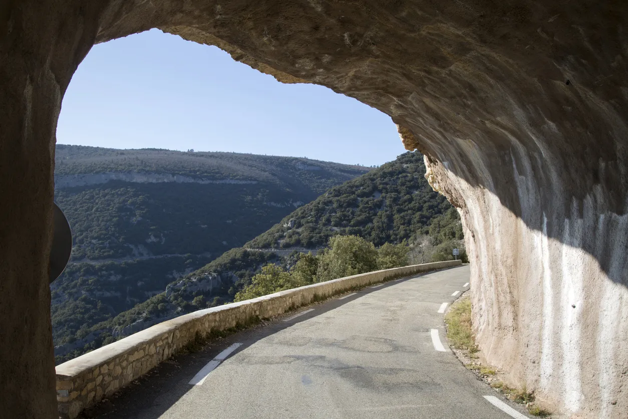 Tunnel sur la route touristique des Gorges de la Nesque. © iStock / KevinAlexanderGeorge