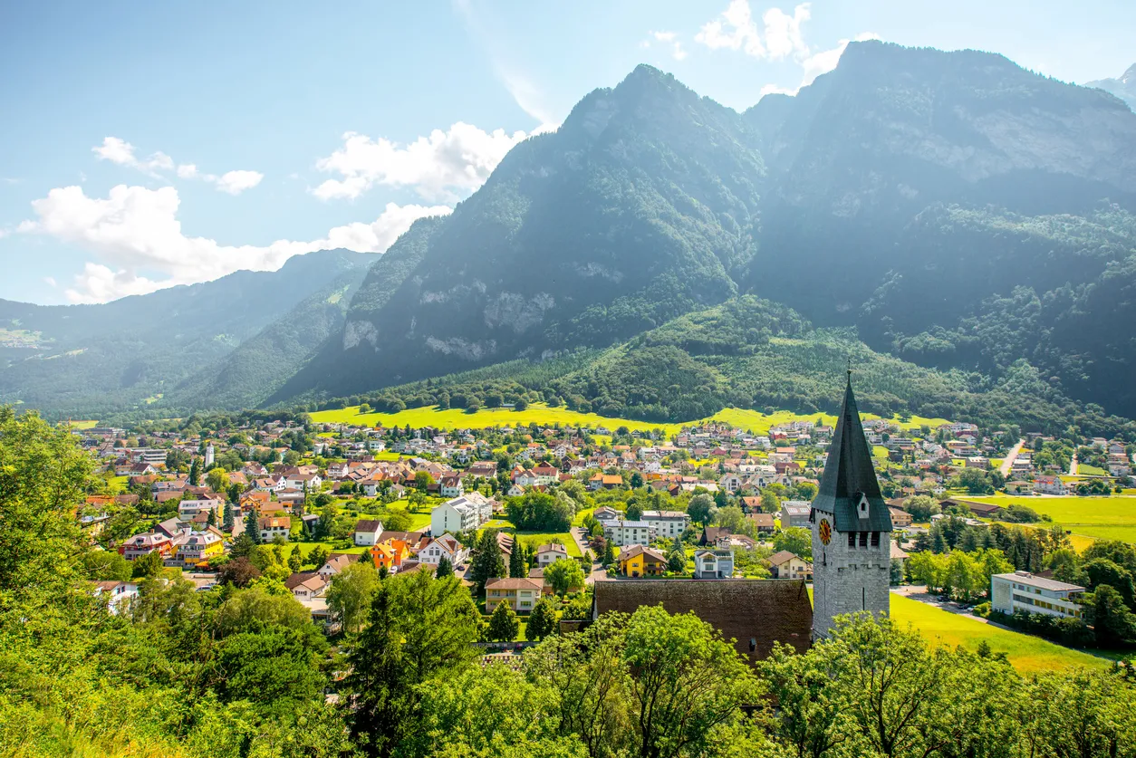 Le village de Balzers village et l'église Saint-Nicolas au Liechtenstein, © iStock / RossHelen