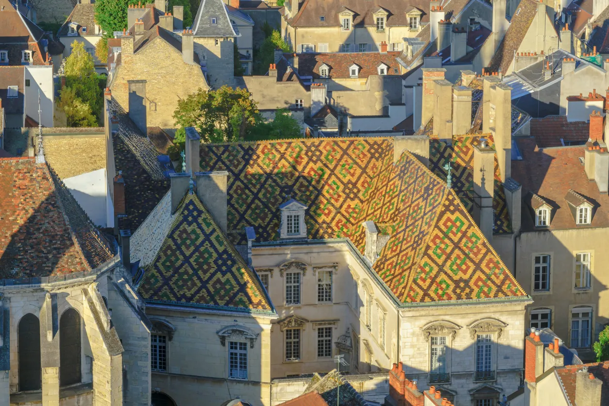 Vue aérienne du centre de Dijon avec ses toits de Bourgogne à tuiles vernissées © iStock / RnDmS