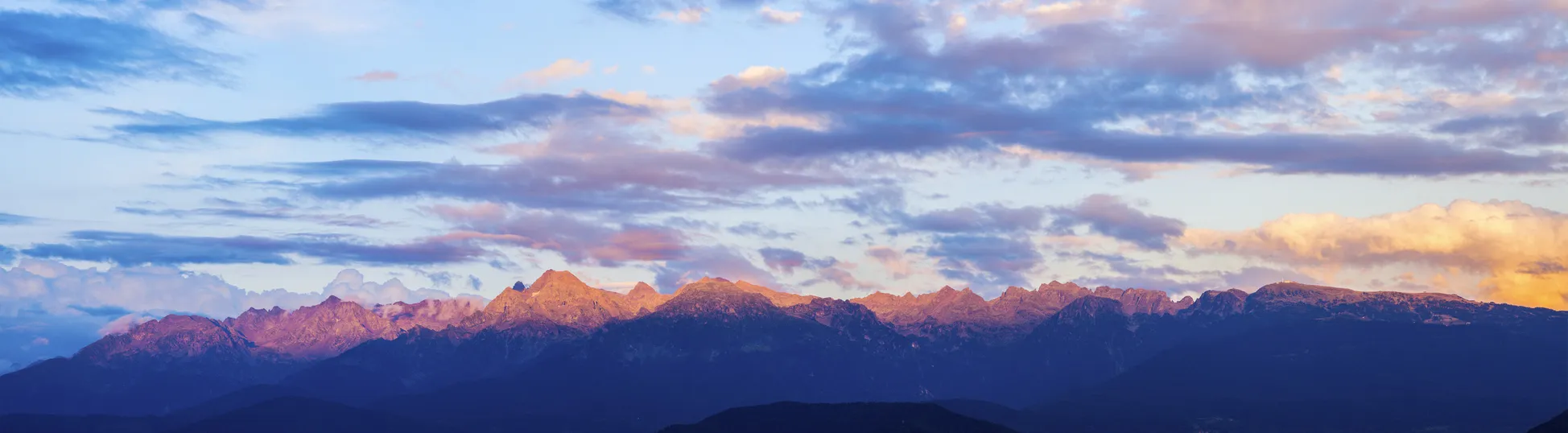 Massif de Belledonne vu de Grenoble  © iStock / benkrut