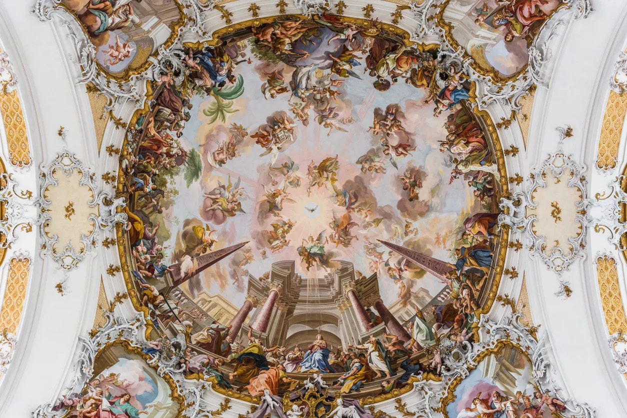 Superbe voute de la basilique de Saint Alexandre et Theodor à Ottobeuren, Bavière, Allemagne  © iStock / Rado_Kellne