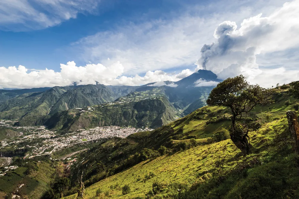 Baños et le volcan Tungurahua | © iStockphoto.com/Kseniya Ragozina