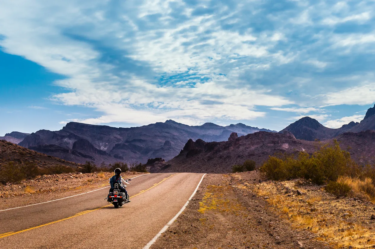 À moto sur la route 66 aux environs d'Oatman en Arizona. © iStock / emyu