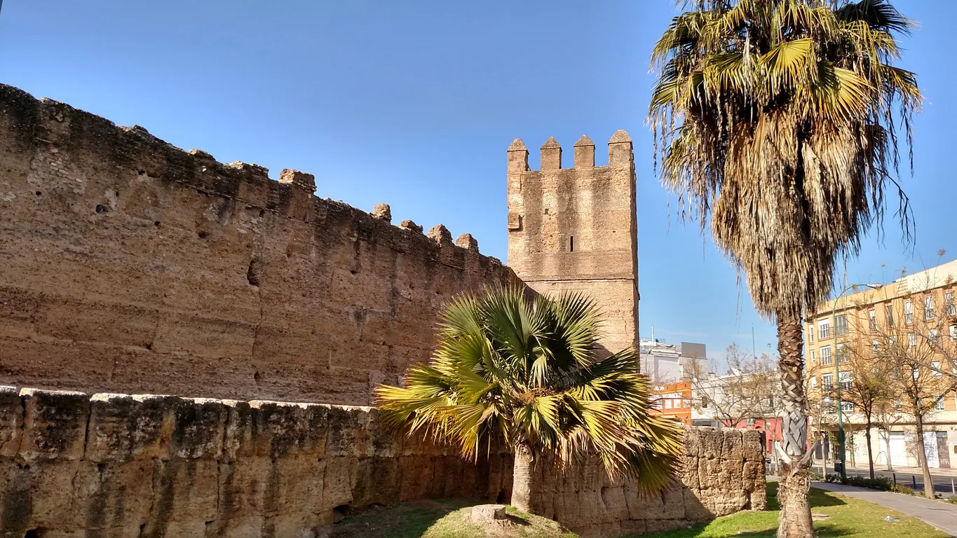 Les anciennes murailles de la Macarena à Séville, Andalousie © iStock / Robert_Ford