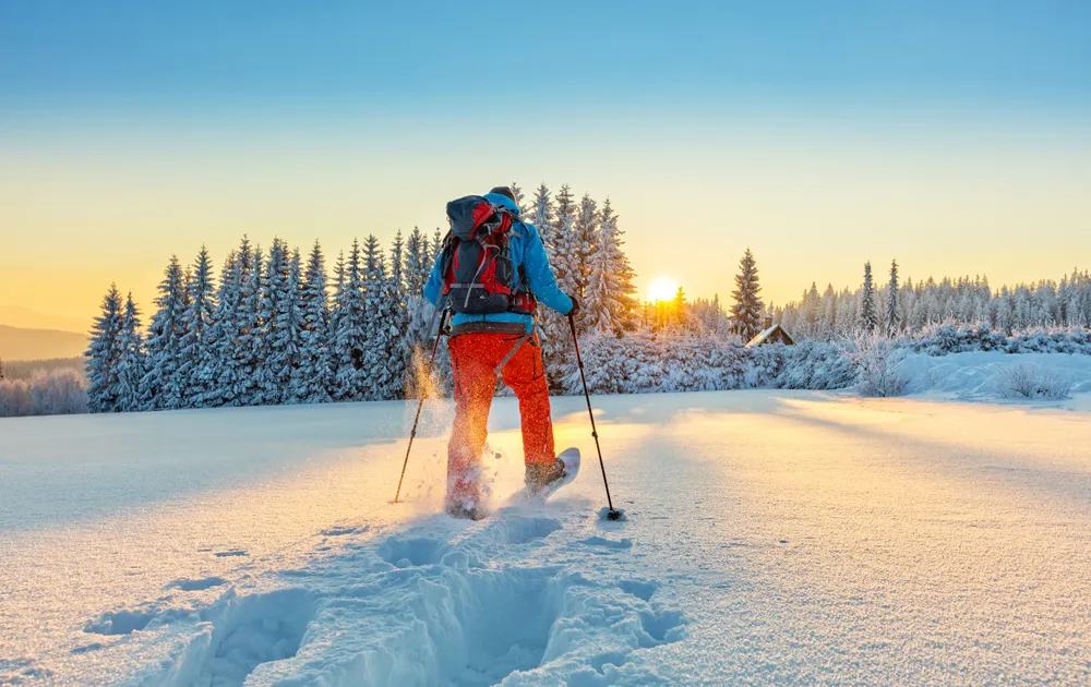 Randonnée en raquettes dans la neige poudreuse  
©iStockphoto.com/Jag_cz  
