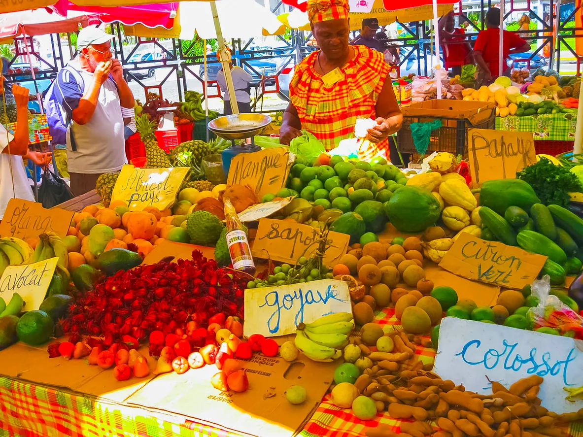 Un marché dans les Antilles françaises  © iStock / Marina113