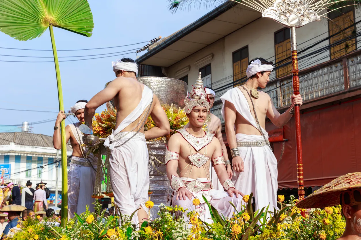 Célébrations de songkran à Lampang dans le nord de la Thaïlande © iStock /coffeekai