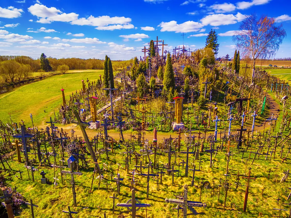 La Colline des Croix, lieu de pèlerinage près de la ville de Šiauliai, au nord de la Lituanie.  © iStock / Krivinis