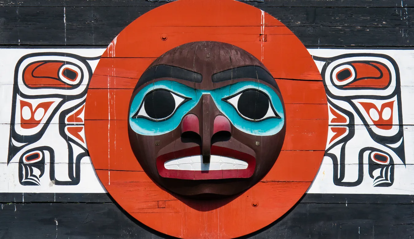 Détail d'un totem - culture des premières nations de l'ouest canadien © iStock / Roman_Makedonsky