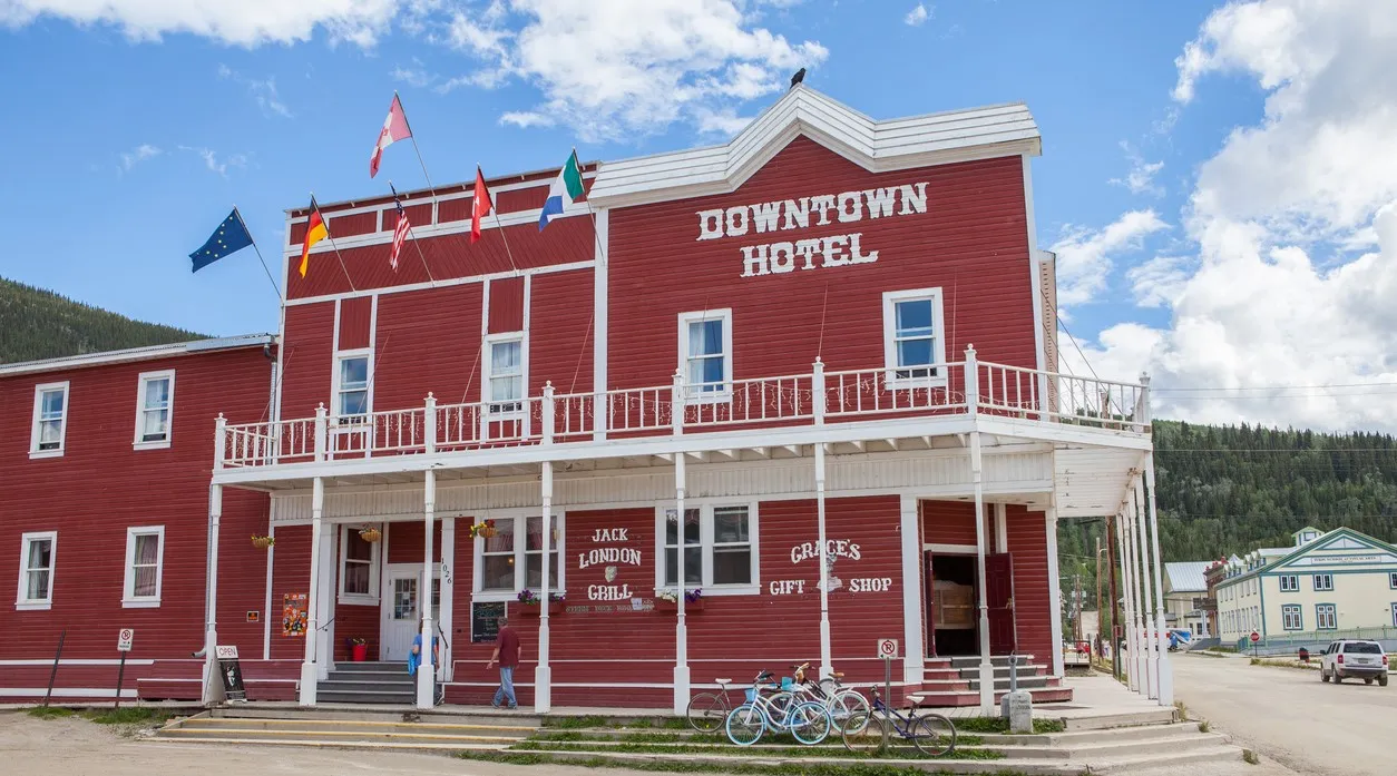 Le Downtown Hotel de Dawson au Yukon, Canada © iStock / Daxus