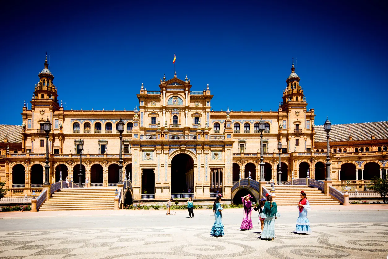 Instituto Geografico Nacional, Plaza de España à Séville © iStock / Alphotographic