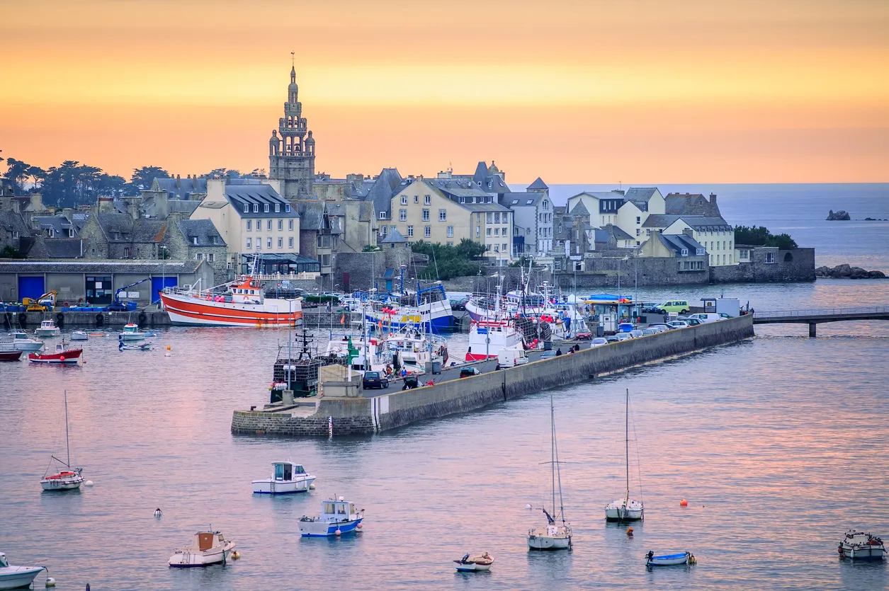  Le port de Roscoff en Bretagne © iStock / Xantana