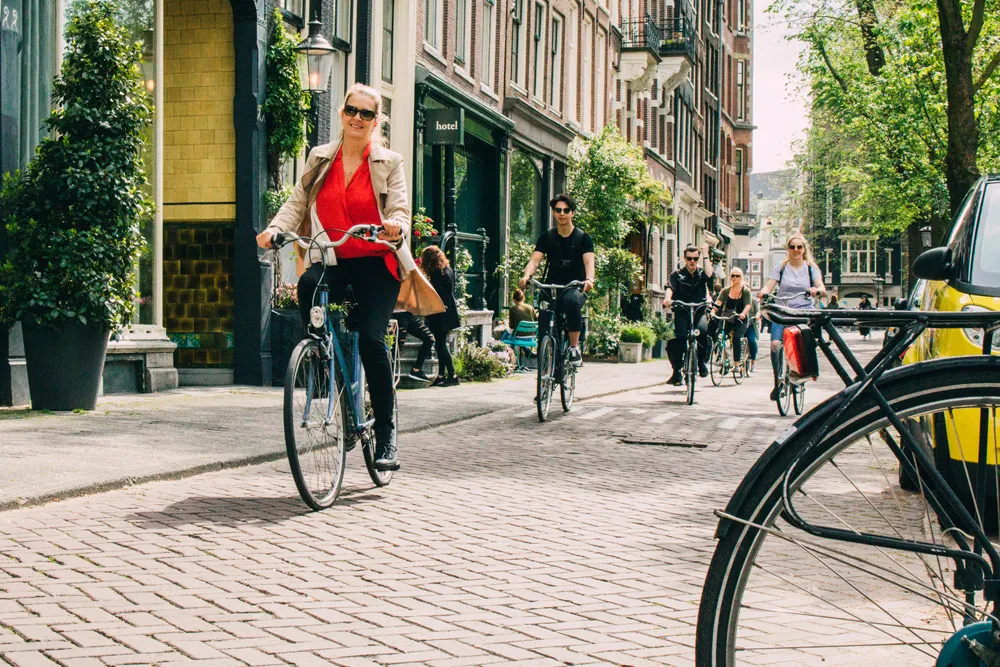 Balade à vélo à Amsterdam, Pays-Bas | © SolStock