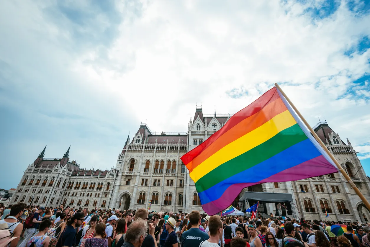  Foule devant le parlement hongrois à Budapest à l'occasion des célébrations de la Gay Pride © iStock / Drazen_