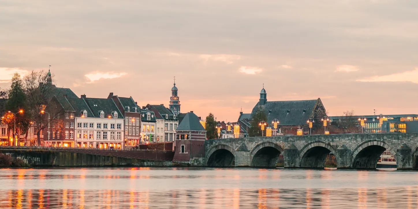 Vue panoramique sur le pont Sint Servaas à Maastricht aux Pays-Bas la ville en arrière plan. © iStock / DutchScenery