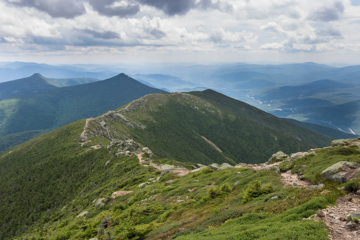 Vues depuis la piste du Franconia Ridge dans les Montagnes Blanches du New Hampshire dont le plus haut somme est le Mont Washington  © iStock / JosephJacobs