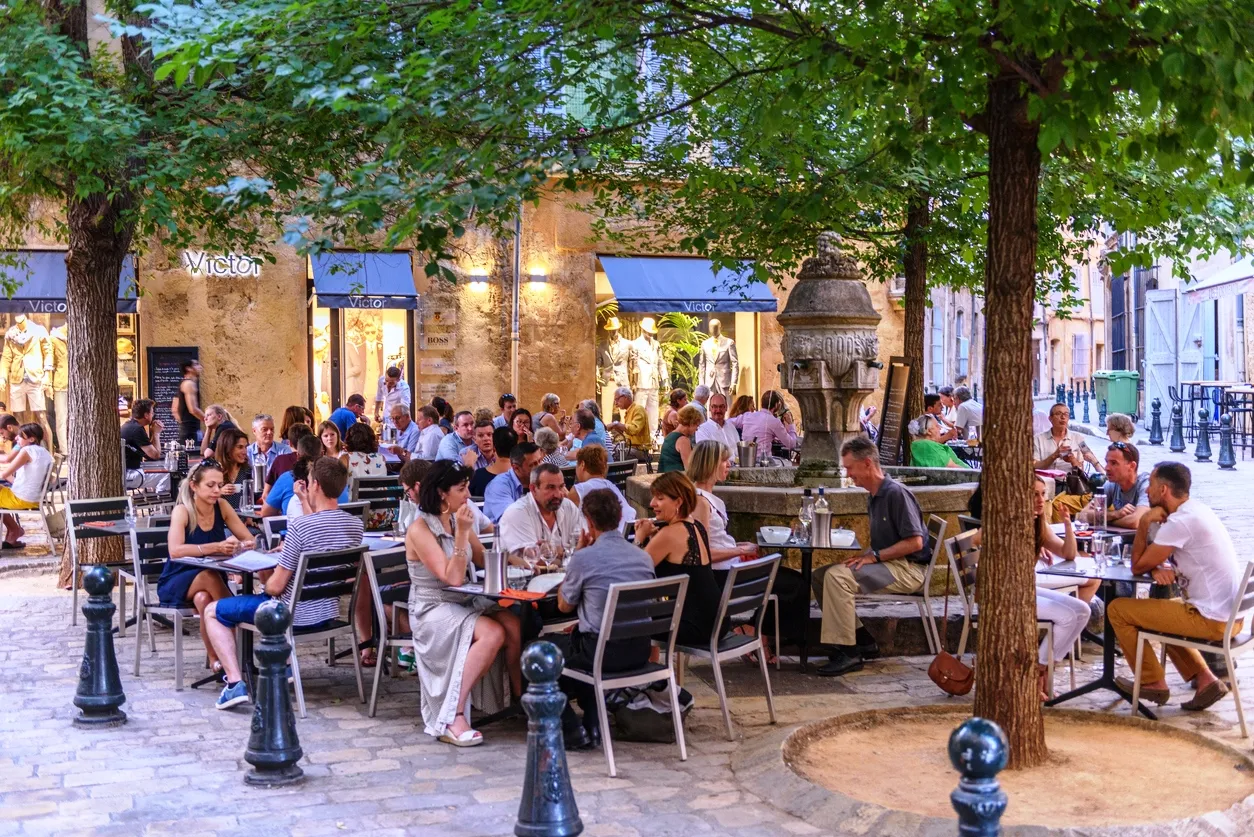 Une terrasse à Aix-en-Provence, une occasion d'entendre quelques mots en provençal, ou d'en lire sur le menu © iStock / GitoTrevisan