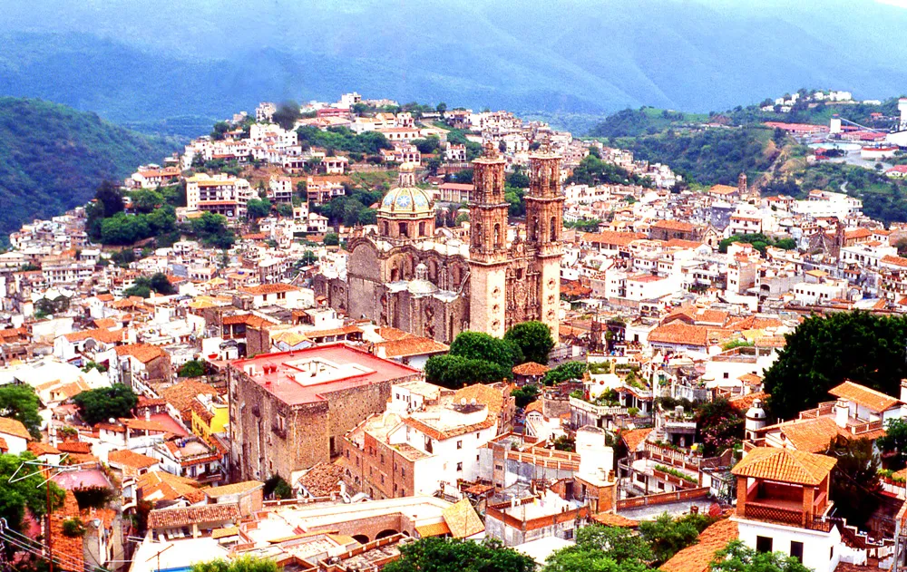Vue en plongée du centre historique de la ville coloniale de Taxco, dans l’État de Guerrero | © Robe