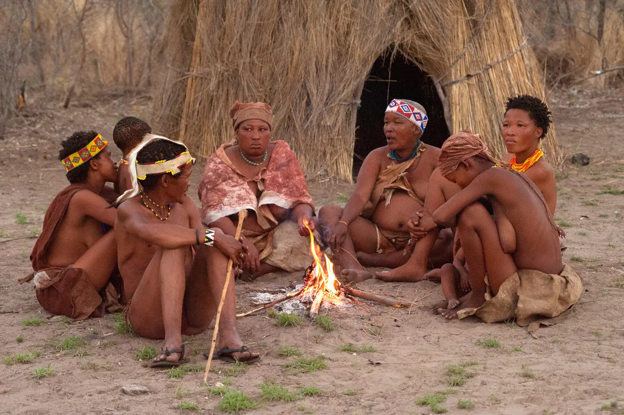 Groupe de San autour d'un feu (Namibie) - photo © iStock-Josep Maria Barres