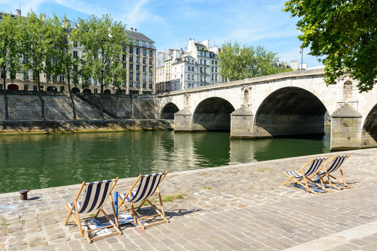 Chaises transat sur les quais de la Seine © iStock / olrat