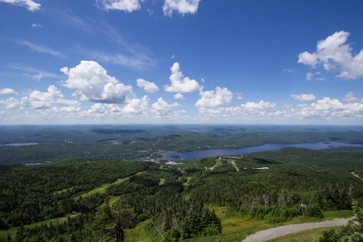 Le paysage autour du Mont-Tremblant dans les Laurentines © iStock / EPasqualli