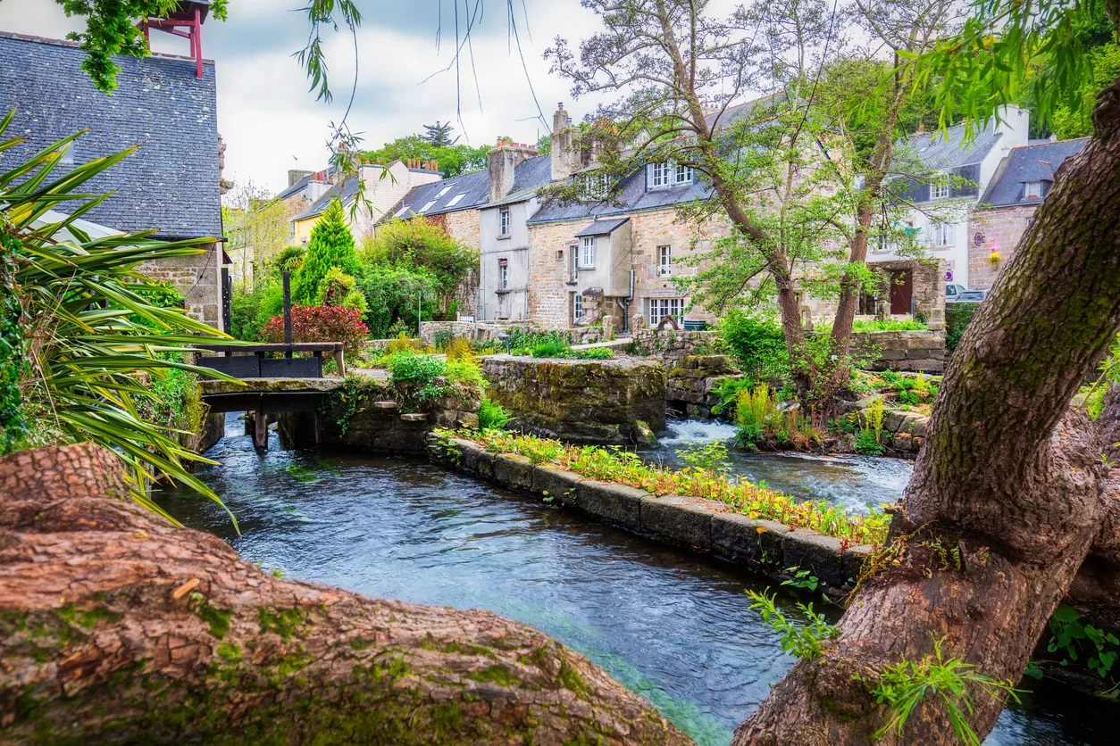 Pont-Aven, dans le département du Finistère, région de Bretagne, France © iStock / DaLiu