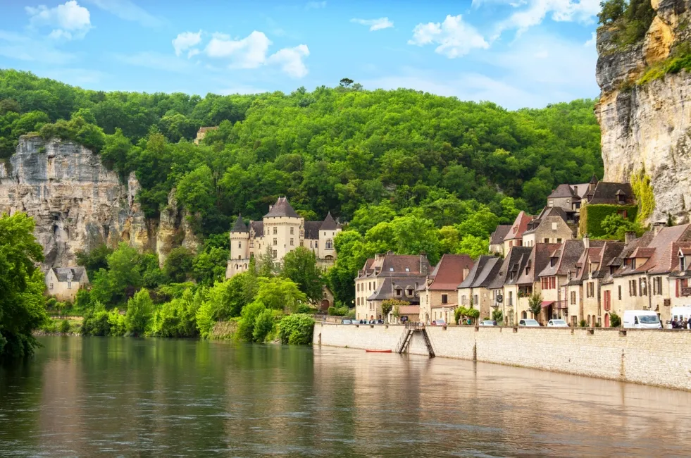 La Roque Gageac vue depuis la rive de la Dordogne -Nouvelle Aquitaine (France) - photo © iStock-guy-ozenne