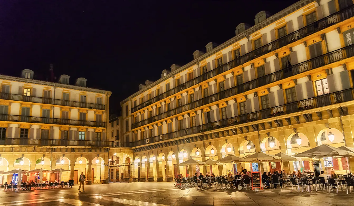 La Plaza de la Constitución, à Saint-Sébastien Donostia, Pays Basque, Espagne. © iStock / Ed-Ni-Photo