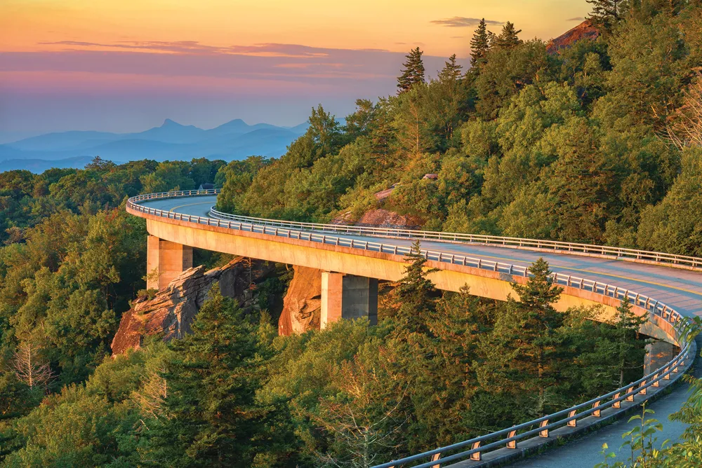 Viaduc de Linn Cove, Blue Ridge Parkway.©iStockphoto/aheflin