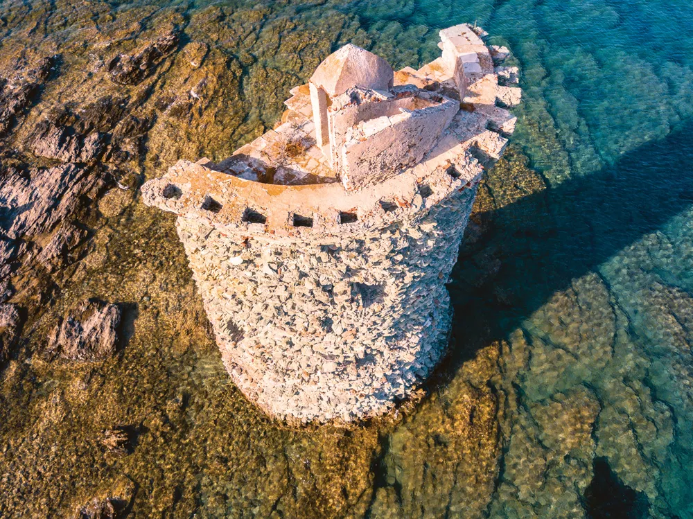 Tour génoise sur le cap Corse.
Crédit:	©iStockphoto.com/Naeblys