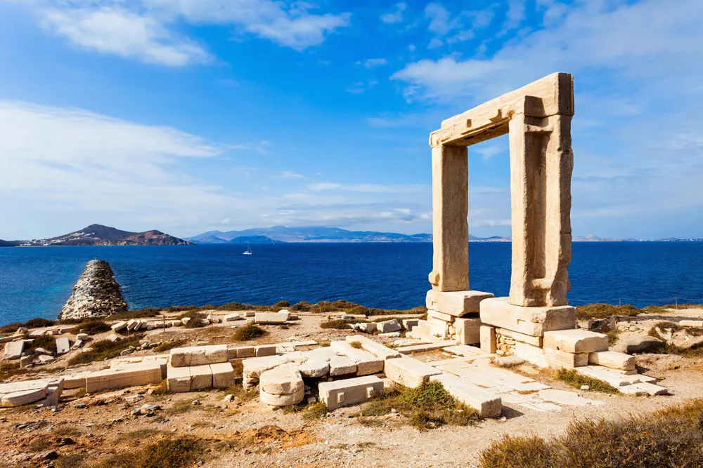 Porta Palatia, temple d’Apollon, Náxos, Cyclades | © saiko3p