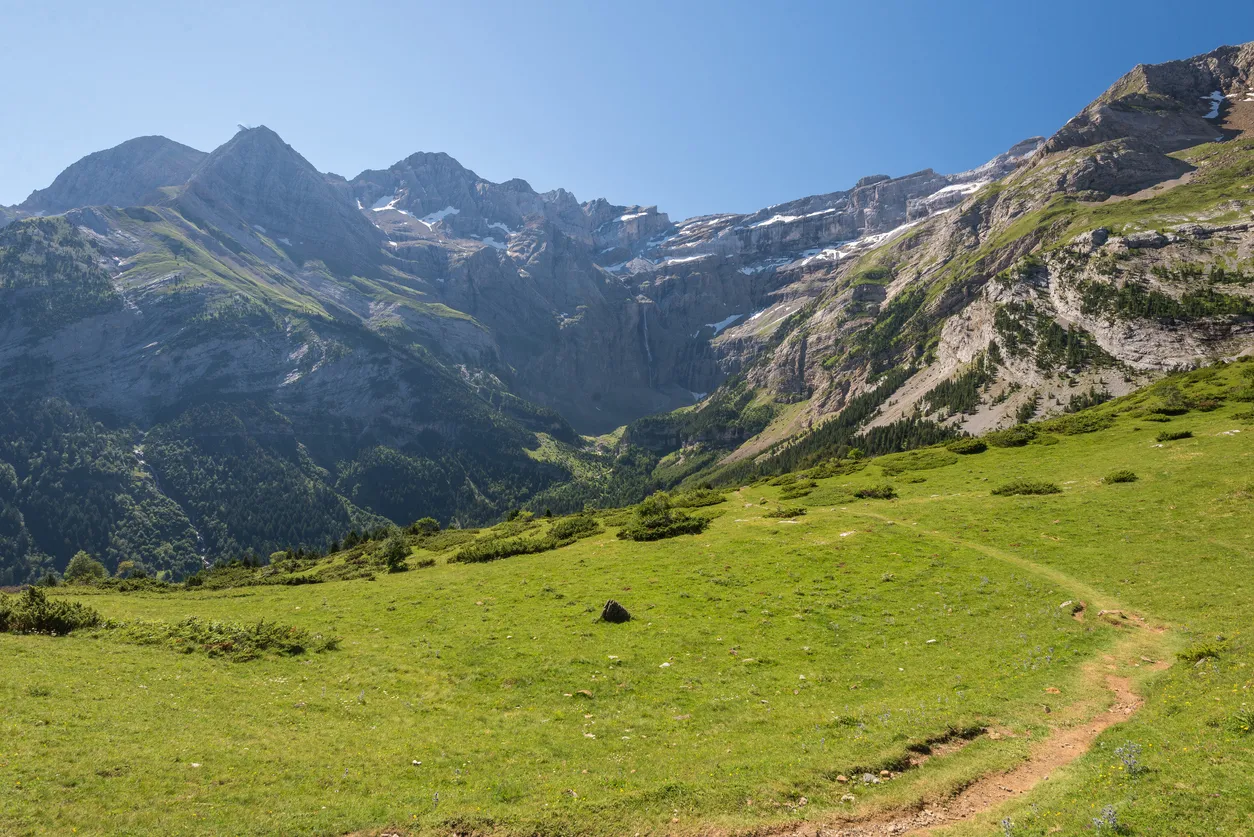 Cirque de Gavarnie dans le massif montagneux des Pyrénées; Il fait partie du parc national des Pyrénées © iStock / 1Tomm