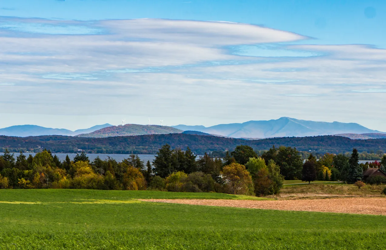 Paysage campagnard sur Grand Isle, l'une des îles du lac Champlain, avec les Green Mountains du Vermont de l'autre côté du lac © istock / vermontalm
