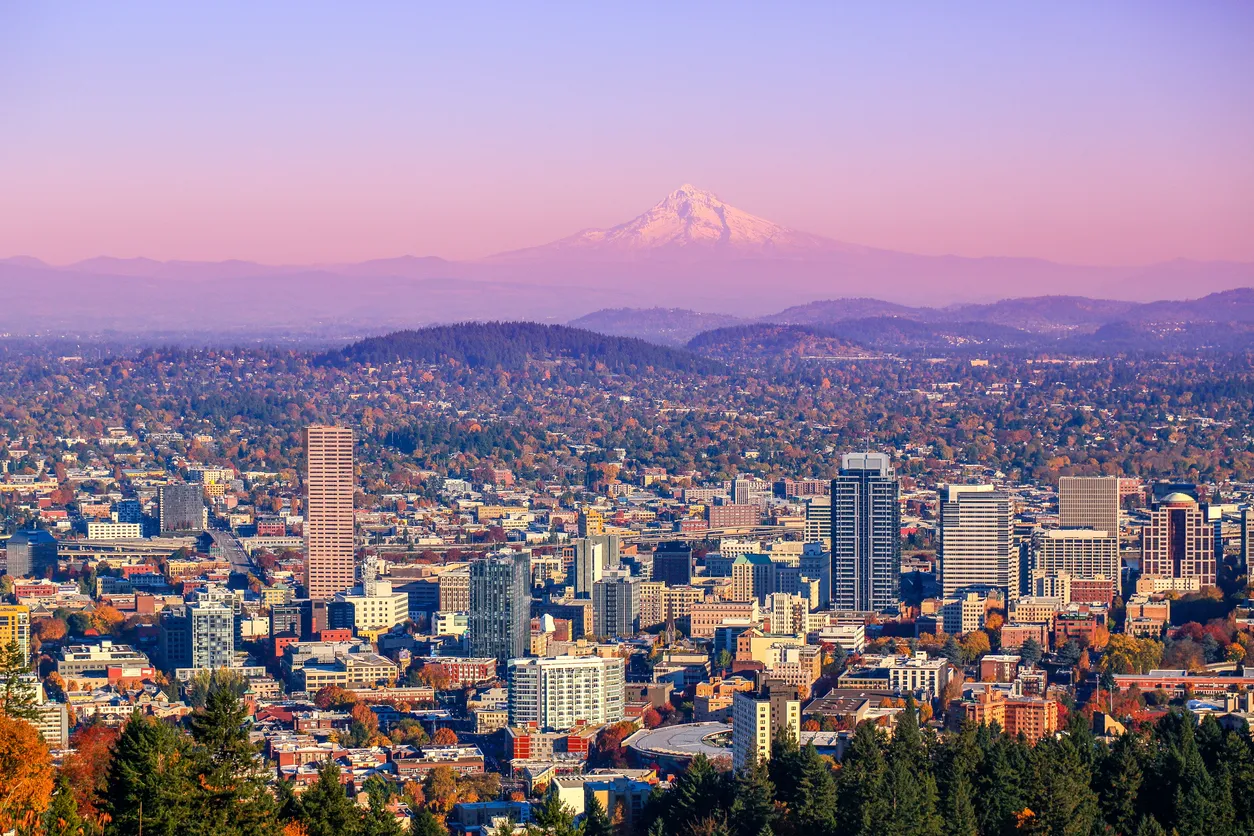La ville de Portland, Oregon, avec le Mont Hood au loin, un stratovolcan, le plus haut sommet de l'Oregon © iStock / 4nadia