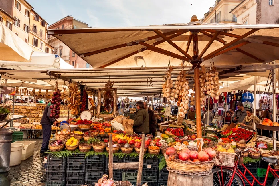 Un marché typique en Italie - photo © iStock-rarrarorro