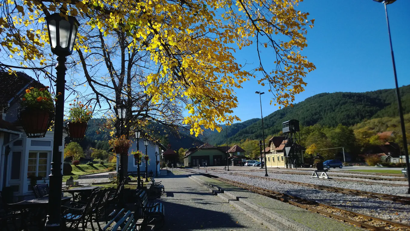 Une station du petit chemin de fer du Huit de Šargan en Serbie.  © iStock / Kroshanosha