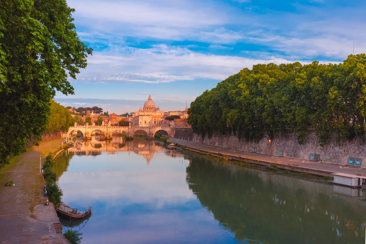 Piste cyclable sur les bords du Tibre à Rome; vu du pont Sant'Angelo et de la cathédrale Saint-Pierre
© iStock/KavalenkavaVolha